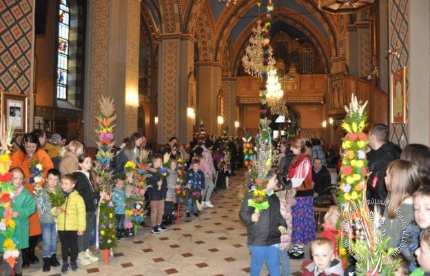 W Niedzielę Palmową w  ludźmierskiej bazylice szczególną uwagę przyciągały przepiękne kolorowe palmy

