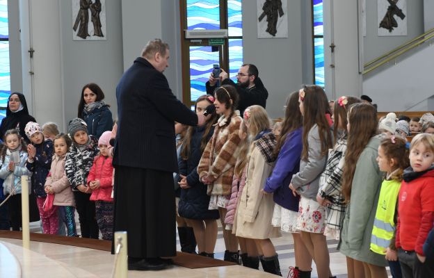 Modlitwę poprowadził dyrektor Wydawnictwa PROMYCZEK: ks. Andrzej Mulka,  który od lat pielgrzymuje z przedszkolakami do łagiewnickiego sanktuarium 