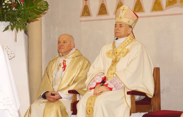 Bp Adam Bałabuch w asyście miejscowego proboszcza 