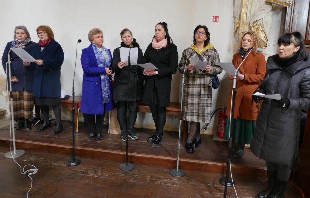 Schola liturgiczna złożona z katechetów pod dyrekcją Tomasza Dziurli