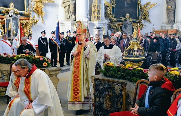 Mszy św. w intencji poległych rycerzy, obrońców ojczyzny i wiary chrześcijańskiej, którzy oddali życie w bitwie z Mongołami przewodniczył biskup legnicki