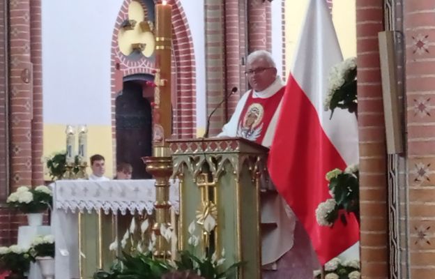 Ks. prał. Stanisław Chomiak w czasie głoszonej homilii