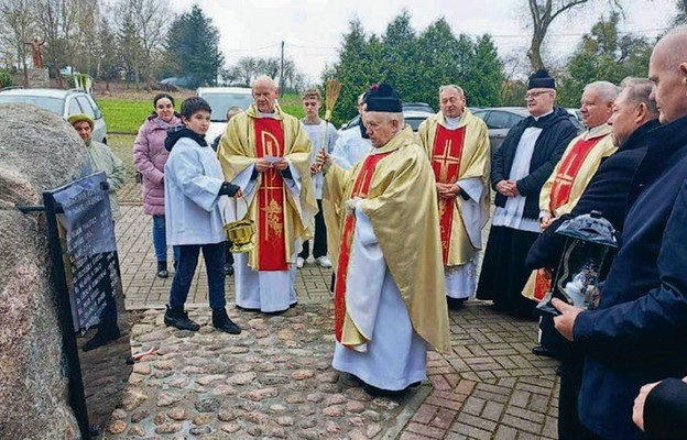 Ks. kan. Piotr Kozieł święci pamiątkową tablicę