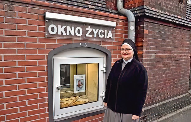 S. Macieja Miozga pełni dyżur przy wrocławskim Oknie Życia