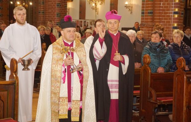 Procesja wejścia po kanoniczym powitaniu biskupa