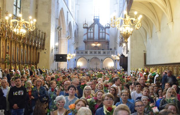 Czciciele św. Rity przybyli do świątyni z różami, które symbolizują patronkę od spraw beznadziejnych.