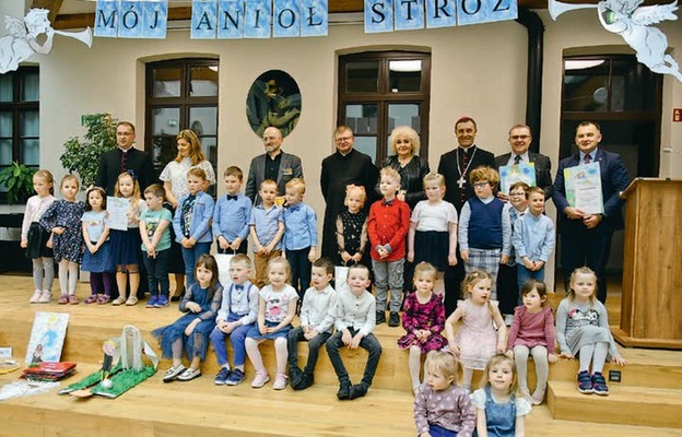 Laureaci wraz z organizatorami i zaproszonymi gośćmi