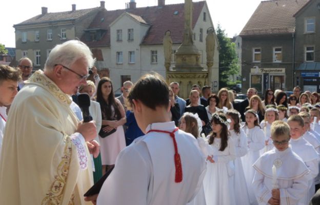 Powitanie dzieci przez proboszcza ks. prał. Stanisława Chomiaka 