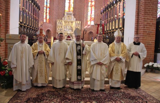Neoprezbiterzy w gronie biskupów i przedstawicieli wspólnoty seminaryjnej