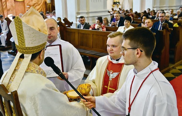Ksiądz Daniel Piotrowski podczas obrzędu święceń kapłańskich
