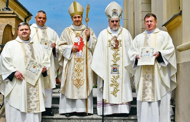 Tegoroczni jubilaci wraz z biskupami