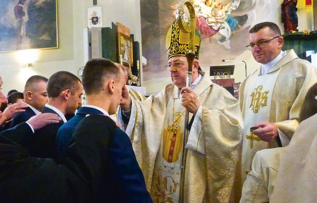 Biskup Mariusz Leszczyński udzielił sakramentu bierzmowania