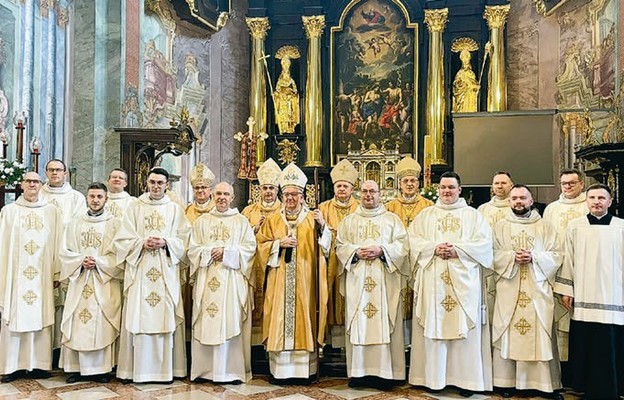 Archidiecezja lubelska ma czterech nowych kapłanów. Na zdjęciu z biskupami i wychowawcami z seminarium