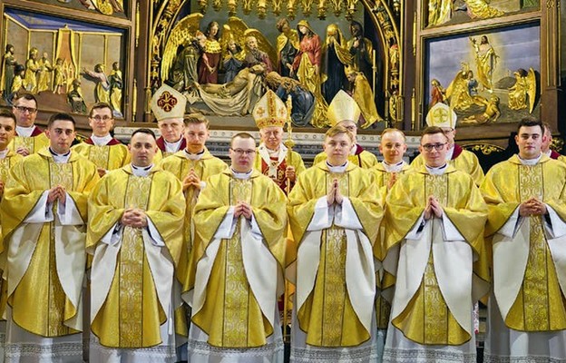 Księża neoprezbiterzy ze swoimi pasterzami i przełożonymi