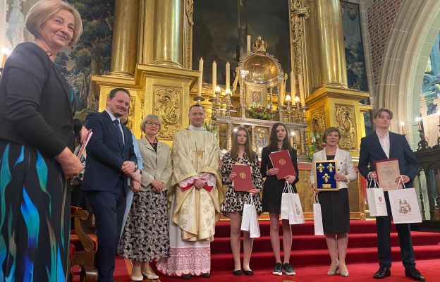 W ramach świętowania wspomnienia św. królowej Jadwigi przed południem w katedrze wawelskiej miał miejsce Zjazd Szkół im. Świętej Królowej Jadwigi z całej Polski i podsumowanie konkursu