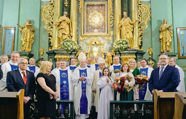 Władze miasta i gminy Łask po akcie zawierzenia mieszkańców Matce Bożej