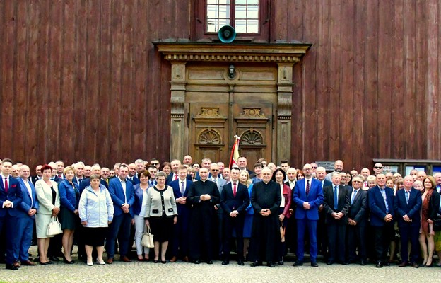 Samorządowcy przed sanktuarium św. Stanisława