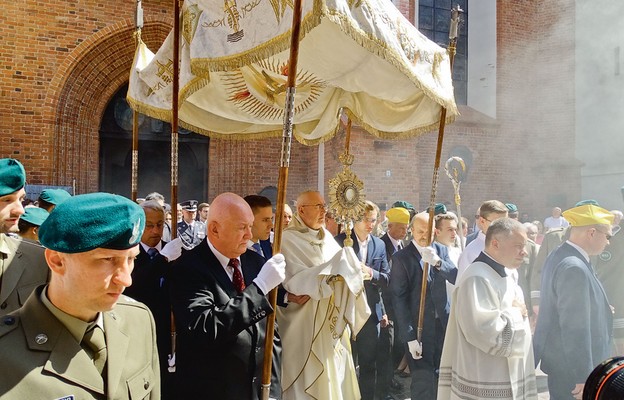 Najświętszy Sakrament do pierwszego ołtarza poniósł bp Piotr Jarecki