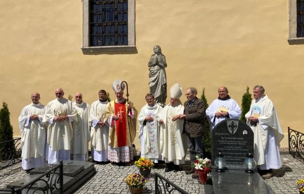 Pamiątkowe zdjęcie duchowieństwa przy symbolicznym grobie bł. Gerharda 