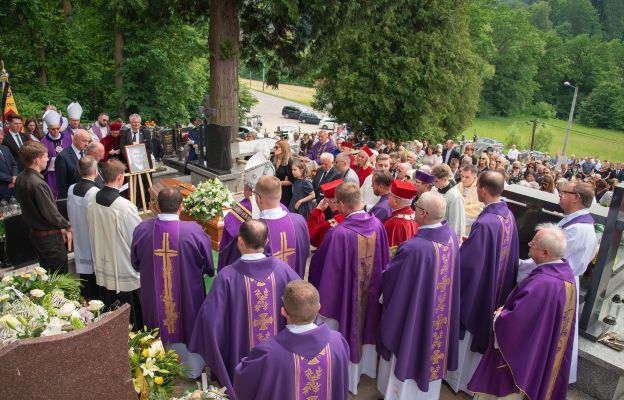 Uczestnicy uroczystości, przechodząc w kondukcie z kościoła na cmentarz parafialny, odprowadzili ciało śp. ks. Michała Drożdża na miejsce wiecznego spoczynku