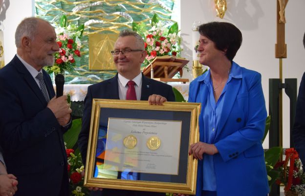 Przewodniczący Sejmiku Małopolskiego Jan Tadeusz Duda wręczył na ręce sołtys Przysietnicy Bożeny Ogorzały Złoty Medal Polonia Minor