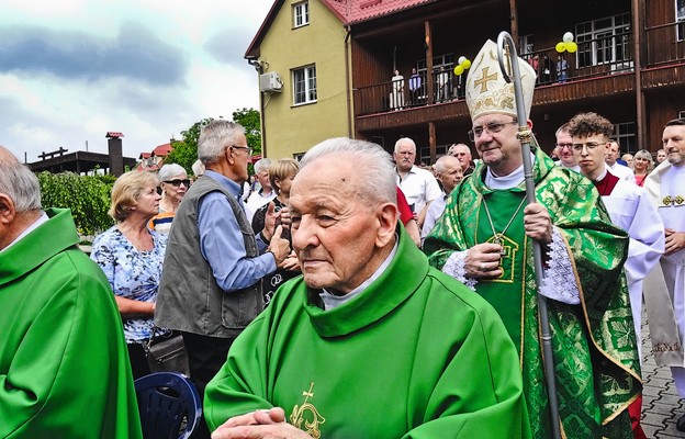 Ks. prof. Roman Wawro (na pierwszym planie) przez 30 lat prowadził dwutygodniowe rekolekcje