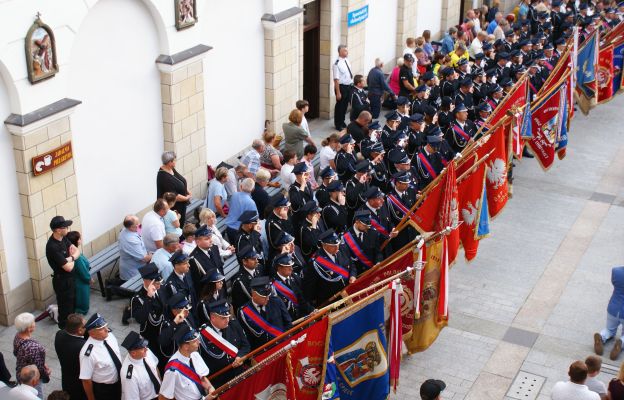 W pierwszy dzień odpustu Lipowe Wzgórze w Tuchowie zapełniło się pielgrzymami, spośród których wyróżniali się strażacy, zarówno zawodowi, jak i ochotniczy – z wielu okolicznych OSP