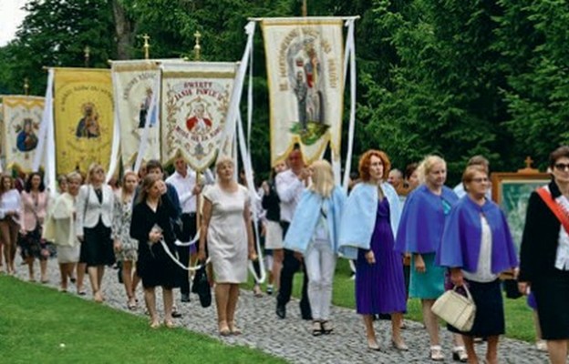 Po Eucharystii wierni uczestniczyli w procesji eucharystycznej