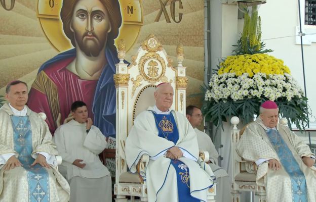 Bp Ignacy Dec w asyście bp Adama Bałabucha i bp Edwarda Frankowskiego