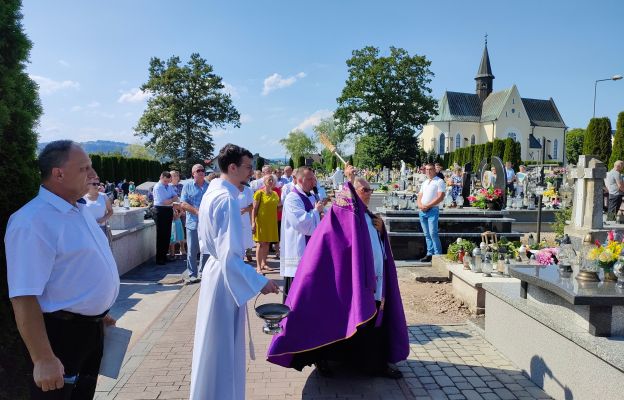 W lipcową niedzielę, mimo wysokich zazwyczaj temperatur, parafianie i nie tylko, licznie gromadzą się na parafialnych cmentarzach.