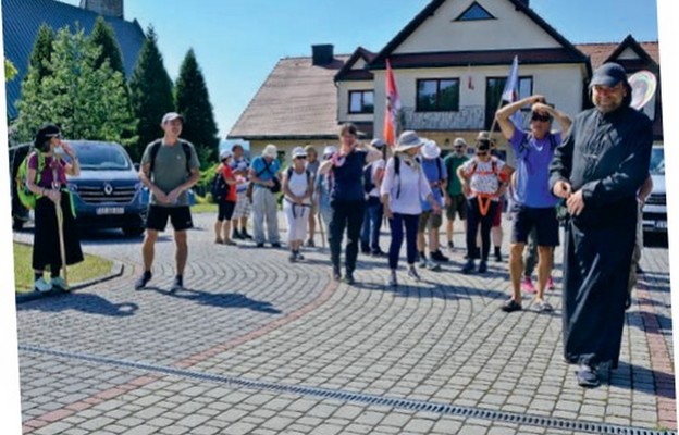 Po modlitwie w sanktuarium bł. Anieli Salawy i śniadaniu, za które podziękowali, 
śpiewając w trzech językach, pątnicy ruszyli w stronę Krakowa