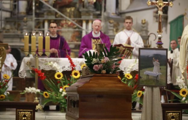 Chciał być małą lampką na drodze do Jezusa. Uroczystości pogrzebowe ks. Grzegorza Umińskiego