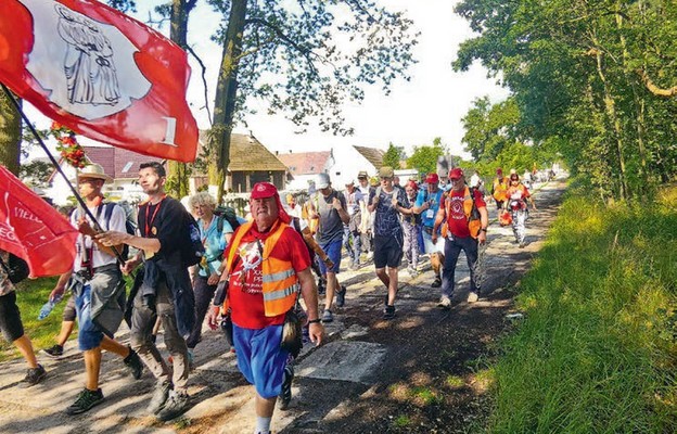 Pielgrzymi wędrują i w słońcu...