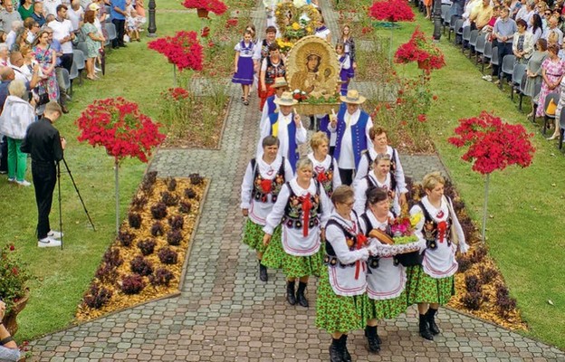 Procesja liturgiczna do ołtarza polowego w czasie głównej uroczystości odpustowej