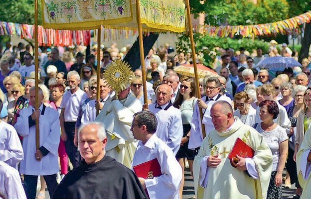 Wierni licznie uczestniczą w uroczystościach kościelnych