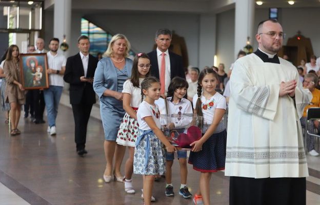 Dzieci z Polskiego Sanktuarium Narodowego na Kahlenbergu w Wiedniu przyniosły namalowane serca...