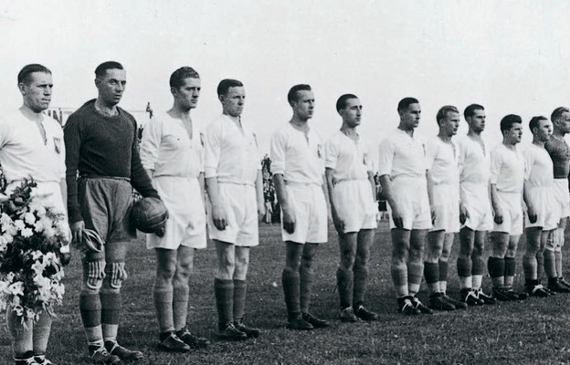 27 sierpnia 1939 r. na stadionie Legii reprezentacja Polski (na zdjęciu) pokonała Węgry, wicemistrzów świata. Po meczu kibice zaśpiewali Mazurka Dąbrowskiego