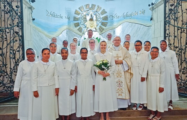 Siostra Izabela z uczestnikami uroczystości ślubów zakonnych