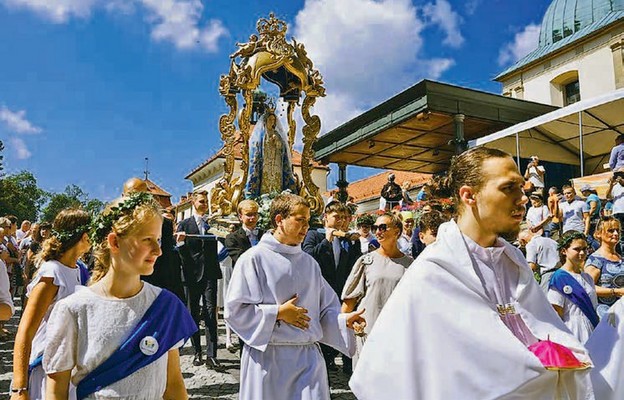 W procesji Wniebowzięcia NMP barwny pochód przybył przed kalwaryjską bazylikę