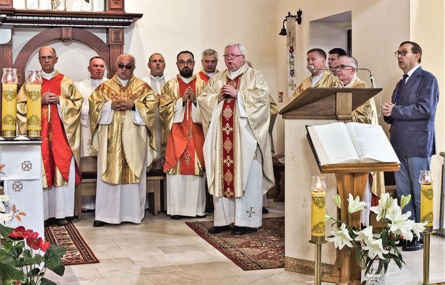 Ks. Dariusz Nowak z kapłanami zaangażowanymi w odnowę parafii