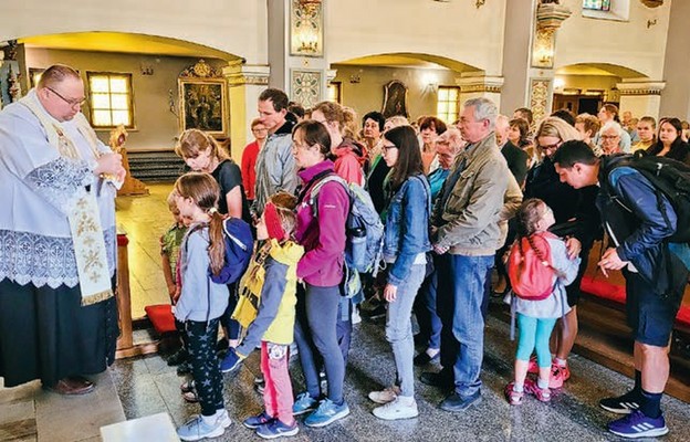 Pielgrzymi z Rudzicy pobłogosławieni relikwiami św. Mikołaja w Pierśćcu