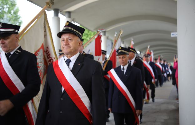 Przemarsz licznych pocztów sztandarowych środowisk kolejarskich przyciąga zawsze uwagę pielgrzymów