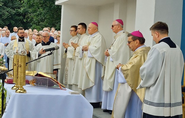 Odpustowej sumie przewodniczy bp Stanisław Dowlaszewicz (z prawej)