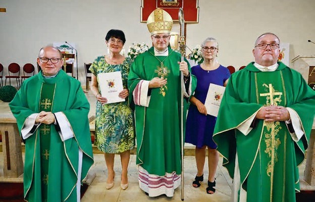 Bp Marek Mendyk oraz Joanna Rubak i Stefania Marchacz w asyście proboszcza i dyrektora szkoły animatorów