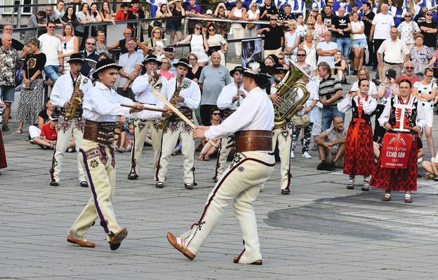 Muzycy z Kasinki Małej przygotowali ludową choreografię