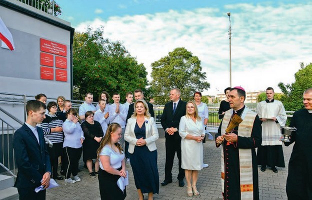 Biskup poświęcił nowo otwarty budynek ośrodka