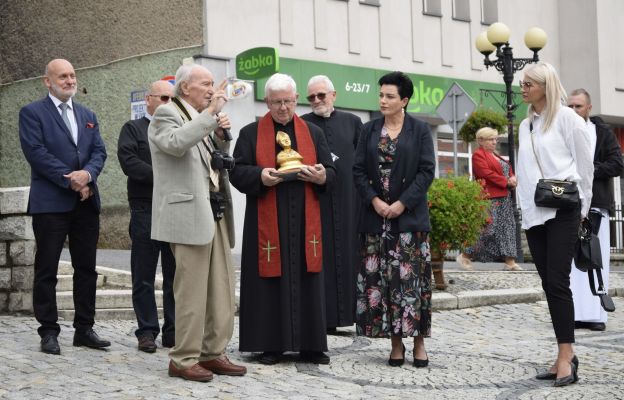 Ks. prał. Marian Kopko trzyma relikwie św. Wojciecha 