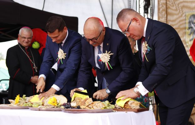 Włodarze województwa dolnośląskiego dzielą chleb w trakcie dożynek w Szczepanowie.