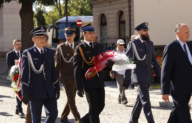 Uczestnicy uroczystości po zakończonej Eucharystii przemaszerowali w stronę znajdującego się na pl. św. Małgorzaty Pomnika Katyńskiego.