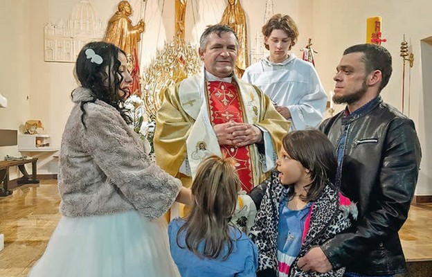 Ksiądz Grzegorz Draus z posługą sakramentalną wśród Romów